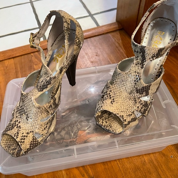 BCBG snake skin size 7B - Picture 3 of 8